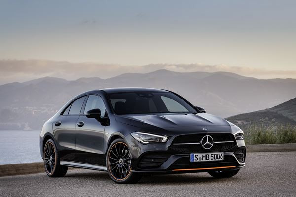 Le coupé compact quatre portes Mercedes-Benz CLA affiche un design épuré