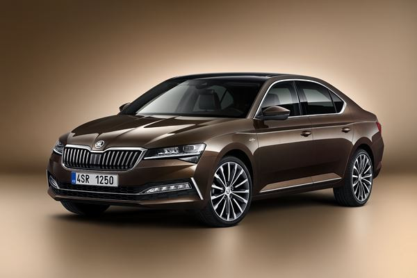 La Skoda Superb restylée affiche un design dynamique