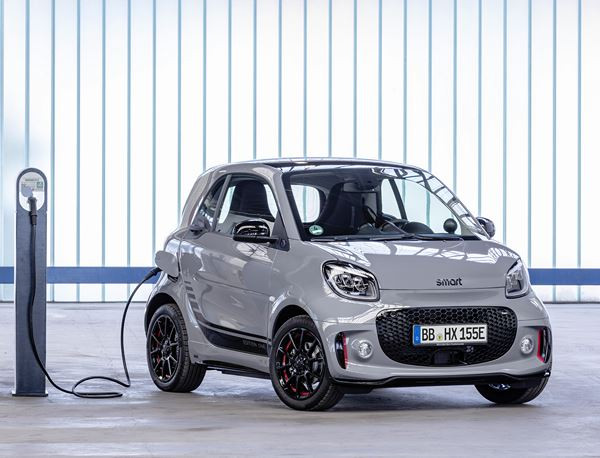 La smart EQ fortwo affiche une grille de calandre redessinée