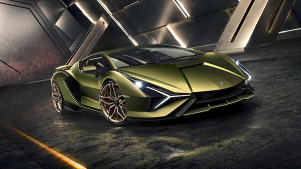 La supercar Lamborghini Sian V12 hybride débite une puissance cumulée de 819 ch