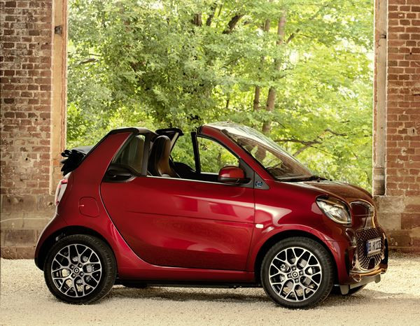 La smart EQ fortwo cabrio affiche une grille de calandre redessinée