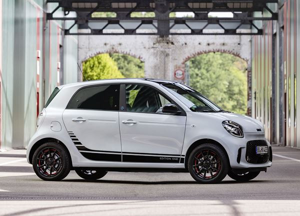 La smart EQ forfour arbore une forme dynamique en A ouvert vers le bas
