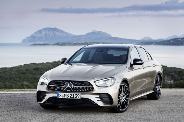 La Mercedes Classe E Berline actualisée affiche un design plus dynamique