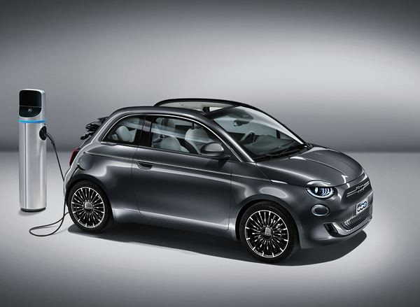 La Fiat 500 cabriolet adopte exclusivement une motorisation électrique