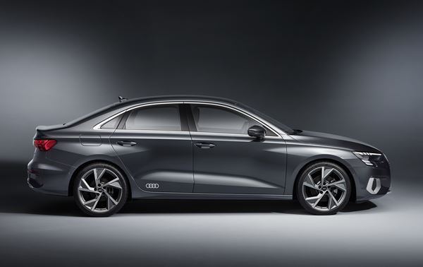 L'Audi A3 Berline affiche une ligne de toit orientée vers le bas à partir des vitres