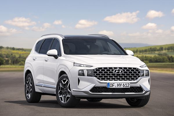 Le Hyundai Santa Fe restylé affiche une imposante calandre à la forme originale