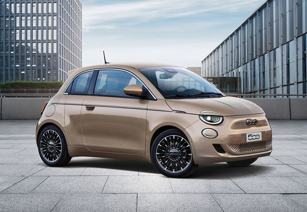 La Fiat 500 se décline avec une petite porte additionnelle à ouverture antagoniste