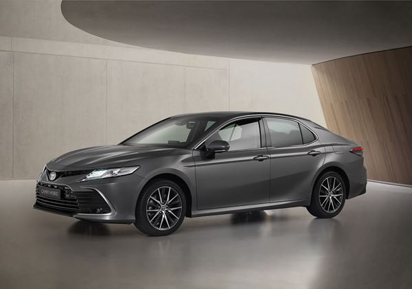 La grande berline Toyota Camry Hybride bénéficie de plusieurs améliorations