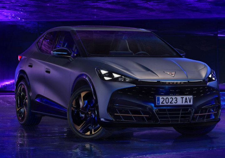 Le SUV coupé électrique Cupra Tavascan affiche une posture athlétique atypique