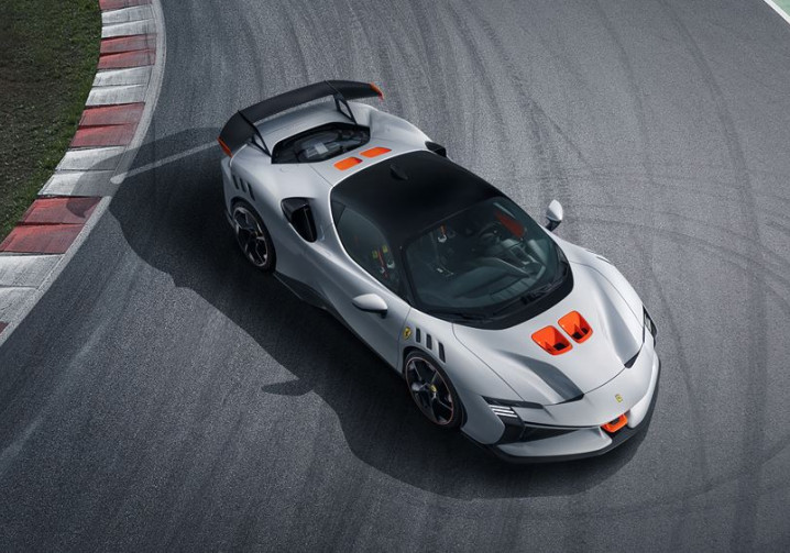 La Ferrari SF90 XX Stradale à moteur V8 hybride rechargeable développe une puissance de 1 030 ch