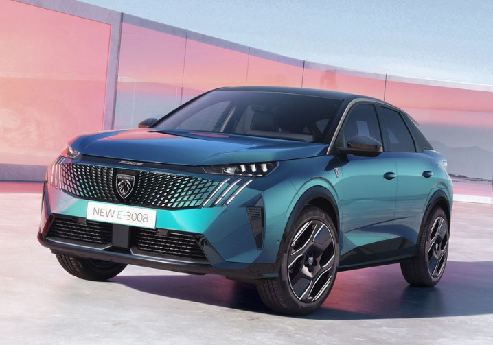 Le SUV fastback électrique Peugeot e-3008 revendique jusqu'à 700 km d'autonomie