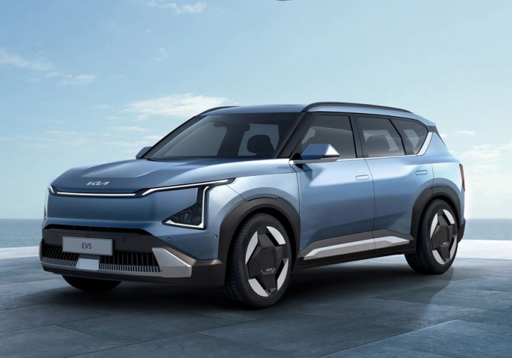 Le SUV de taille intermédiaire électrique à batterie Kia EV5 offre un vaste espace intérieur modulable