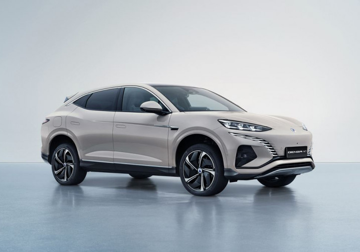 Le SUV Coupé électrique à transmission intégrale Denza N7 affiche une esthétique épurée