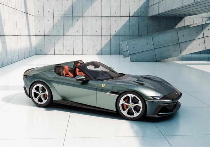 La Ferrari 12Cilindri Spider à V12 atmosphérique central avant est conçue pour la conduite à ciel ouvert