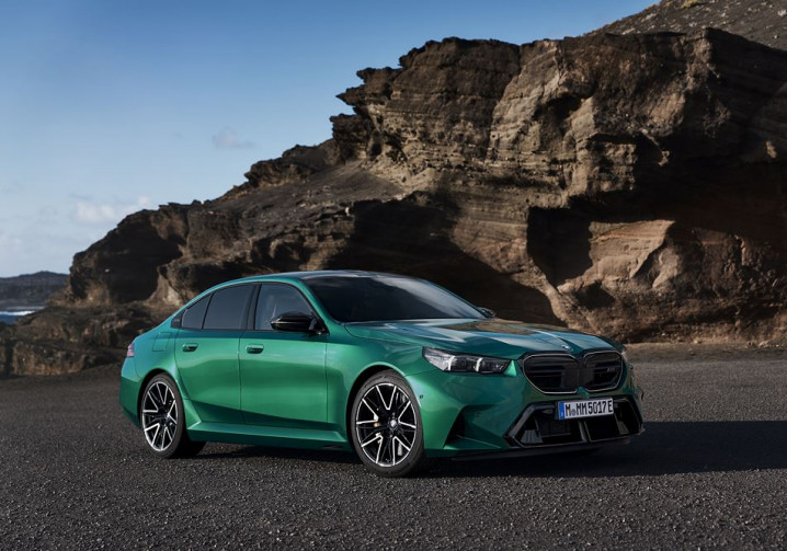 La berline hautes performances électrifiée BMW M5 embarque une motorisation M Hybrid de 727 ch