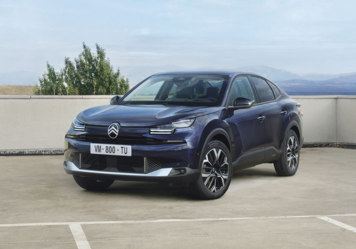 La berline quatre portes Citroën C4 X change d'expression avec une face avant plus moderne