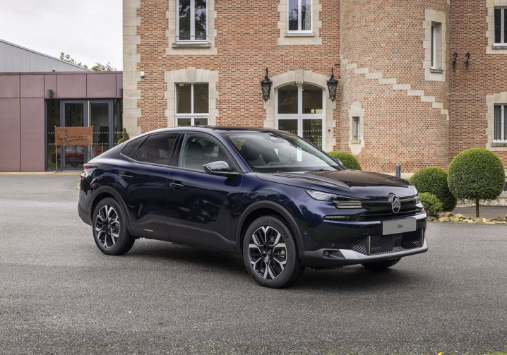 La berline quatre portes électrique Citroën ë-C4 X 115 kW / 54 kWh revendique jusqu'à 425 km d'autonomie WLTP