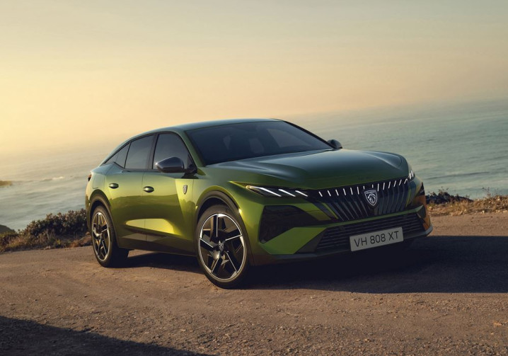 La Peugeot E-408 électrique 157 kW 58,2 kWh restylée affiche une autonomie WLTP de 456 km