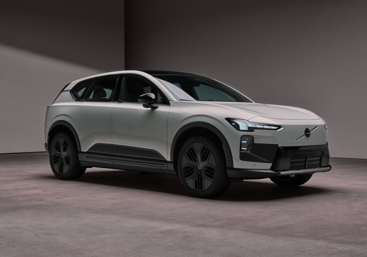 Le SUV électrique Volvo EX60 Cross Country est conçu pour sortir des sentiers battus