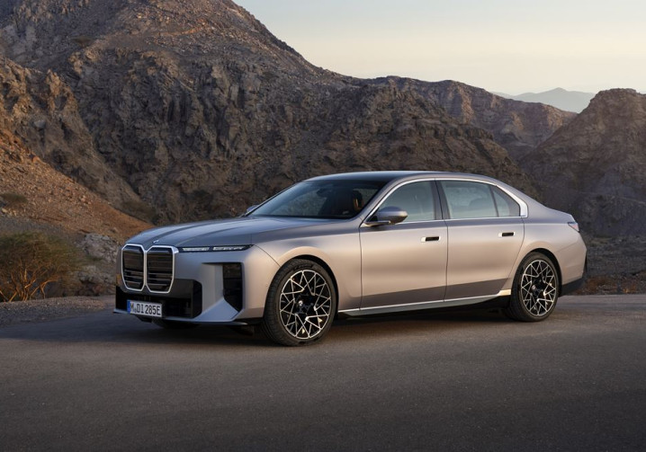 La limousine de luxe électrique BMW i7 intègre les technologies de la Neue Klasse