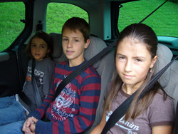 Depuis le 01er janvier 2008, le port de la ceinture de sécurité est obligatoire pour tous les enfants