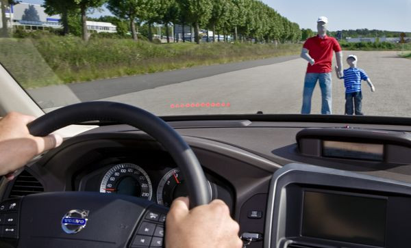 Volvo teste la sécurité de ses voitures avec un nouveau mannequin piéton