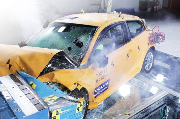 Volvo présente une C30 électrique ayant subi un crash-test frontal décalé à 64 km/h