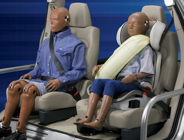 Une ceinture arrière avec airbag intégré sur la Ford Mondeo