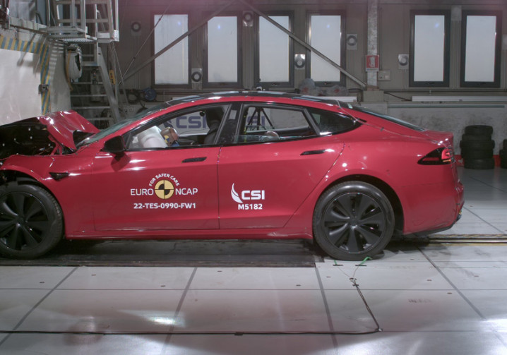 La grande berline électrique Tesla Model S obtient cinq étoiles aux crash-tests Euro NCAP 2022