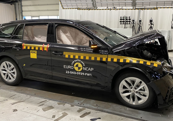 La berline de taille intermédiaire Skoda Octavia obtient cinq étoiles aux crash-tests Euro NCAP 2022