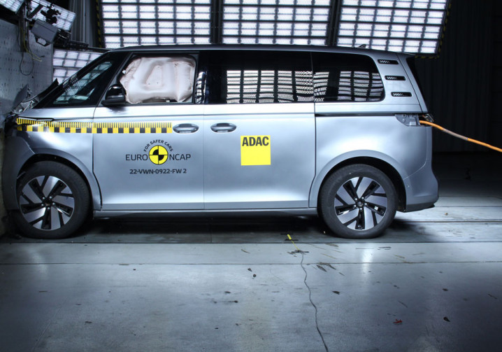 Le combi électrique Volkswagen ID.Buzz obtient cinq étoiles aux crash-tests Euro NCAP 2022