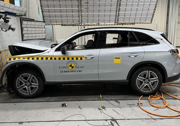 Le SUV de taille intermédiaire Mercedes GLC obtient cinq étoiles aux crash-tests Euro NCAP 2022