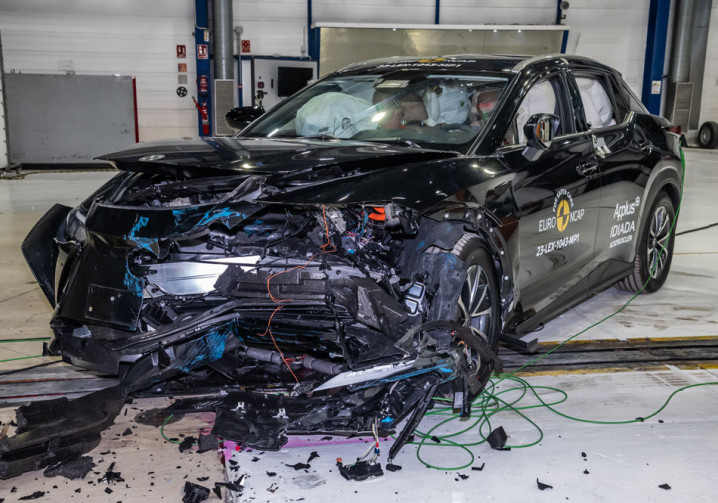 Le grand SUV électrique Lexus RZ obtient cinq étoiles aux crash-tests Euro NCAP 2023