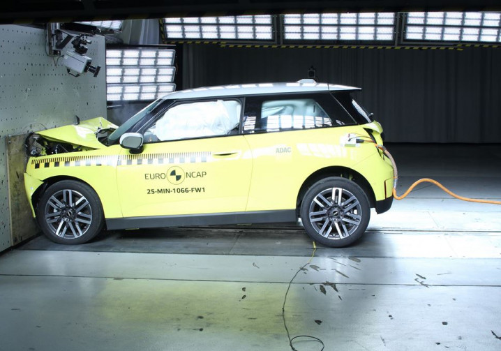 La Mini Cooper électrique obtient cinq étoiles aux crash-tests Euro NCAP 2025