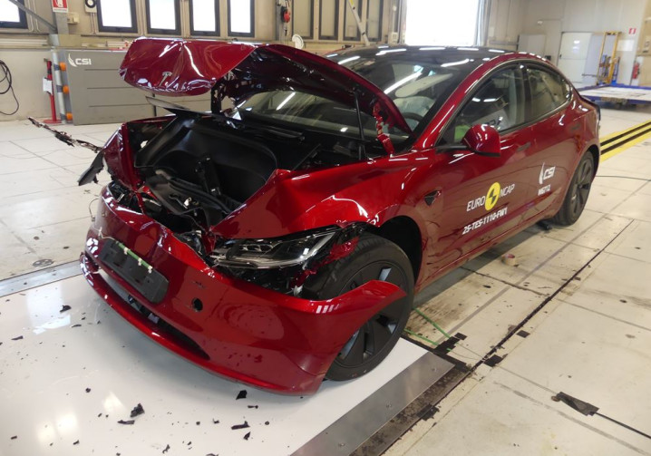 La berline électrique de taille intermédiaire Tesla Model 3 obtient cinq étoiles aux crash-tests Euro NCAP 2025