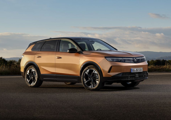 Le SUV de taille compacte Opel Grandland Electric crédité de quatre étoiles sur cinq possibles aux crash-tests Euro NCAP