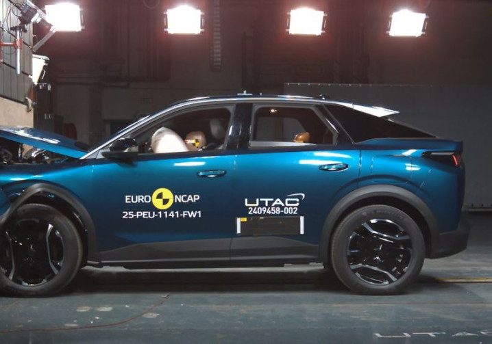 Le SUV électrique de taille intermédiaire Peugeot e-5008 obtient quatre étoiles sur cinq possibles aux crash-tests Euro NCAP 2025