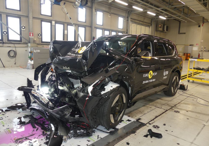 Le SUV de taille intermédiaire électrique Kia EV5 obtient cinq étoiles aux crash-tests Euro NCAP 2025