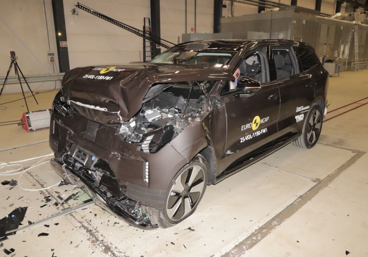 Le grand SUV électrique Volvo EX90 obtient cinq étoiles aux crash-tests Euro NCAP 2025