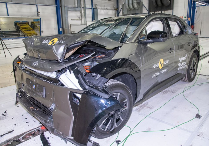 Le SUV électrique de taille intermédiaire Toyota bZ4X obtient cinq étoiles aux crash-tests Euro NCAP 2025