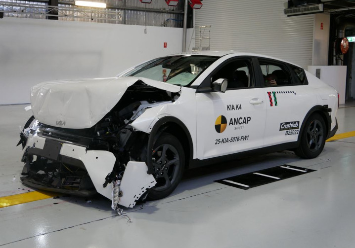La berline de taille moyenne Kia K4 créditée de quatre étoiles sur cinq possibles aux crash-tests Euro NCAP 2025