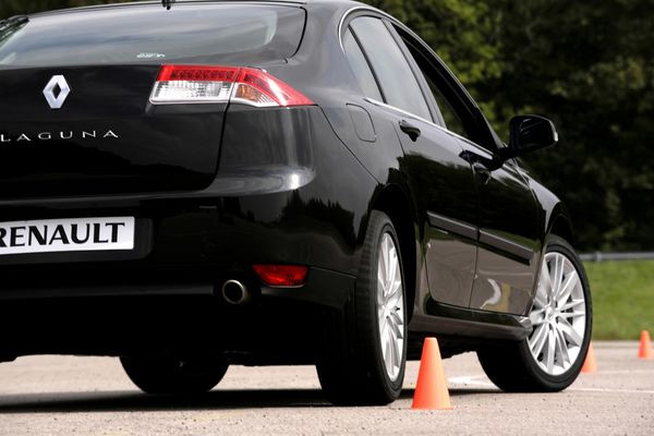 Retour sur le Châssis 4Control à quatre roues directrices de la Renault Laguna