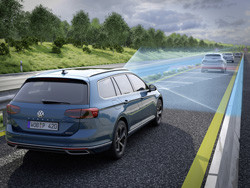 Le Volkswagen « Travel Assist » conduit en mode partiellement automatisé
