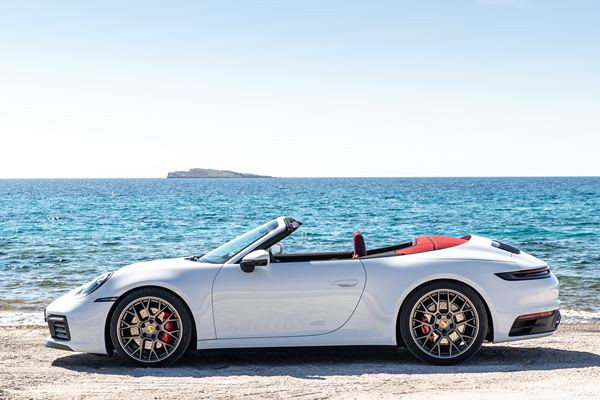 La capote de la Porsche 911 Cabriolet donne à la ligne de toit une allure de coupé