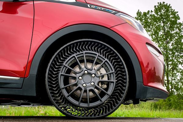 Le prototype de pneu sans air comprimé Michelin Uptis élimine tout risque de crevaison