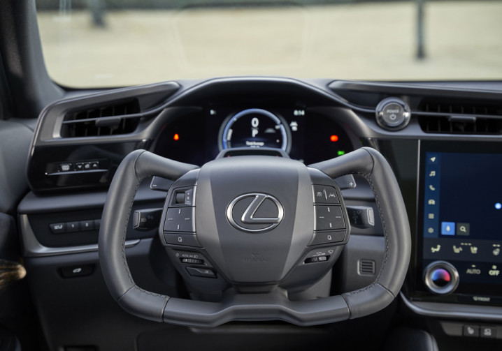 Le volant Steer-by-Wire en forme de papillon de Lexus remplace le volant traditionnel