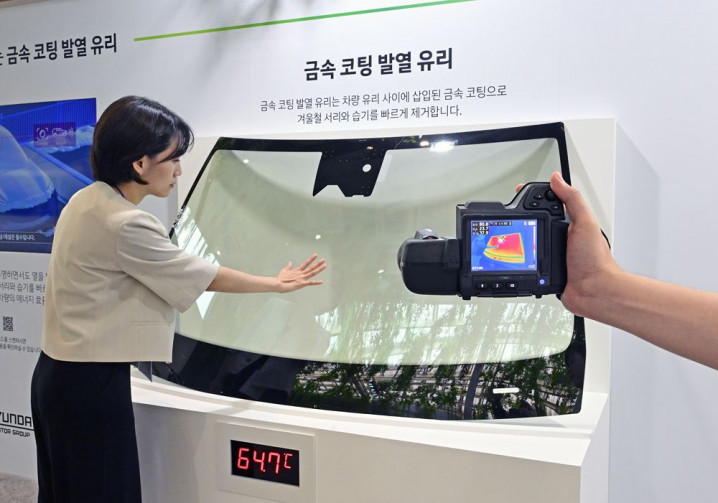 Un vitrage chauffant à revêtement métallique et technologie 48 V pour dégivrer les vitres d'un véhicule