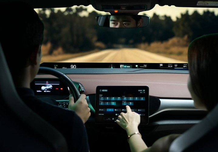 Le pare-brise Sekurit Immersive Vision est doté d'un bandeau d'affichage panoramique