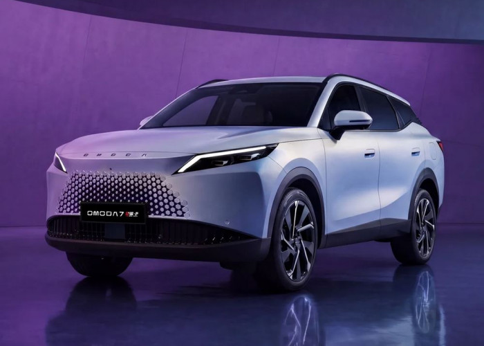 Le crossover hybride rechargeable Omoda 7 offre jusqu'à 90 km d'autonomie électrique