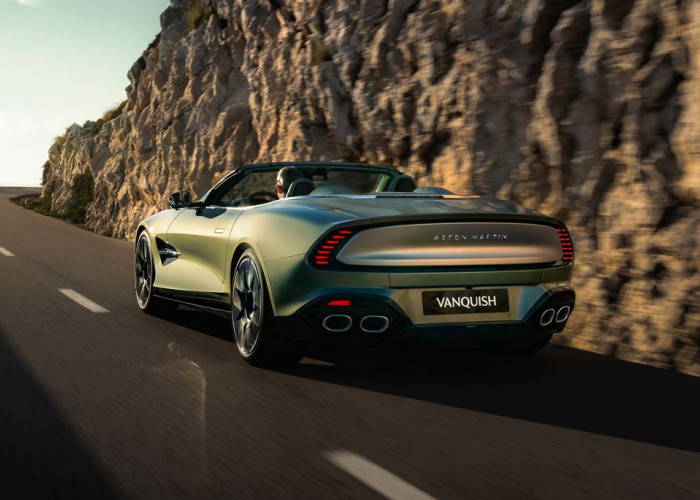 L'Aston Martin Vanquish Volante embarque un V12 bi-turbo de 835 ch
